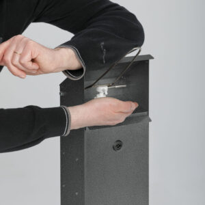 VAR Handdesinfektionsspender HDS 115 – Desinfektionssäule mit integriertem Abfallbehälter, Armhebelspender für Euroflaschen bis 1 000 ml | inkl. Flasche & Pumpe | abschließbar | in Edelstahl, Weiß & Antik-Silber