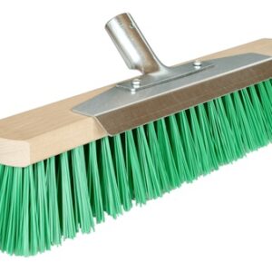 Robuster Winterbesen in grün mit Metallstielhalter, langlebigen PET-Borsten & Kratzblech für Straßenreinigung
